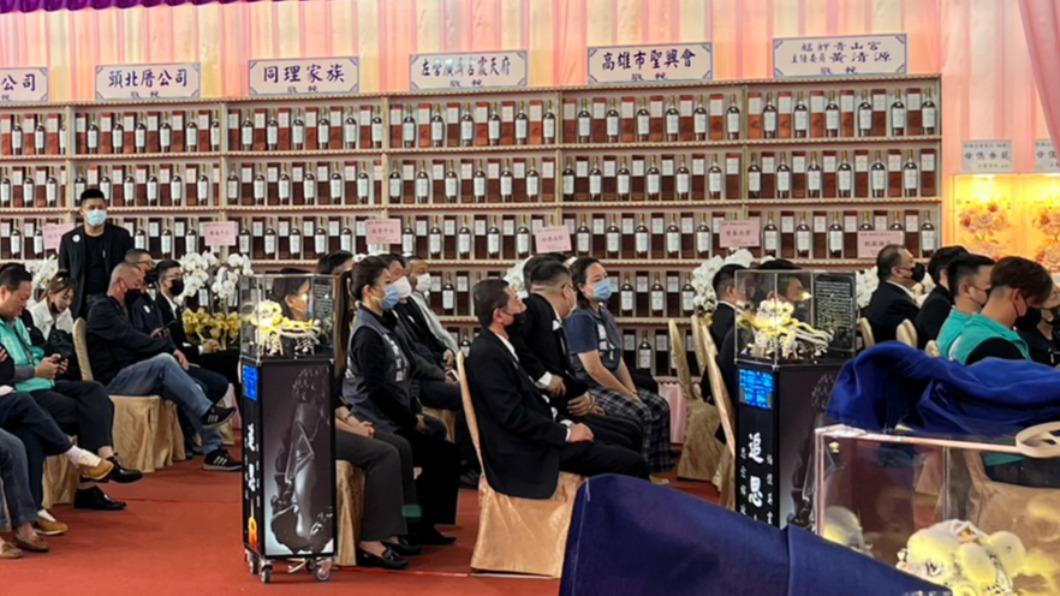 角頭母告別式超盛大　禮車隊伍逾1公里、烈酒牆取代飲料塔　