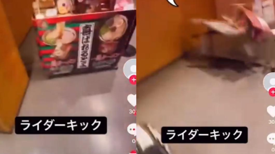怪客踹飛一蘭店內擺放商品的陳列架。(圖/翻攝自推特@itaiTikTok)