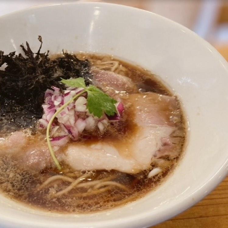 日本道地食材醬油拉麵。(圖/翻攝生粋 花のれん)