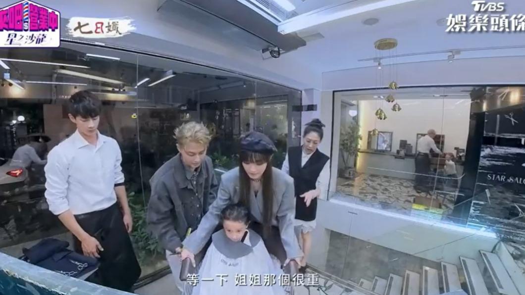 謝金燕上前幫忙移動椅子。(圖/翻攝自《來吧!營業中2》)