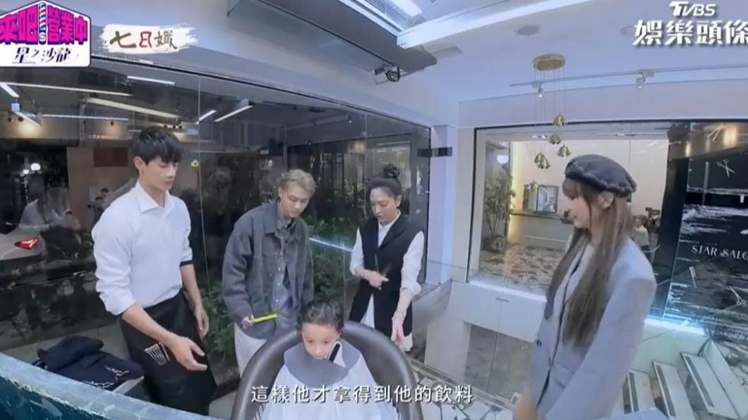 謝金燕怕弟弟拿不到飲料。(圖/翻攝自《來吧!營業中2》)