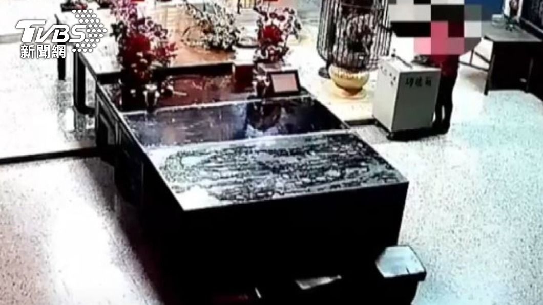竊賊將功德箱內的錢「釣走」。(圖/TVBS)