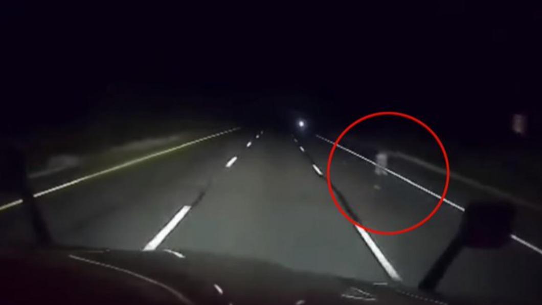 撞鬼?深夜開車驚見「不明靈體」 一看嚇壞:只有下半身