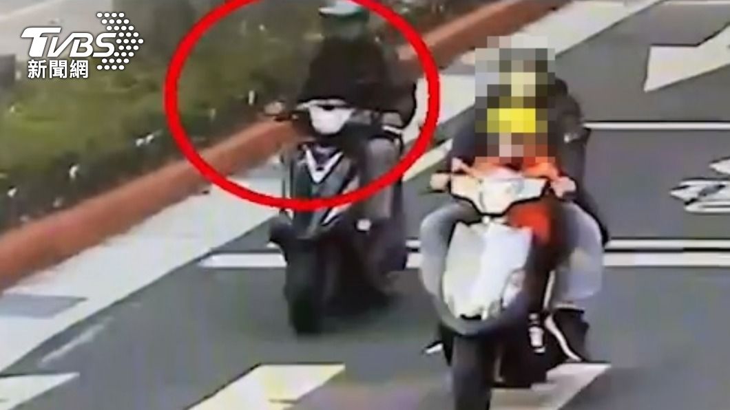林艾融父親疑似為了閃避前方從路邊起步的轎車才會發生事故。(圖/TVBS)