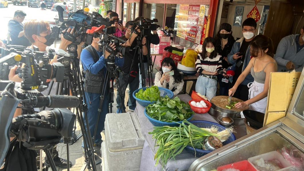 大批媒體前往林彤的工作地點,一睹她的丰采。(圖/讀者提供)