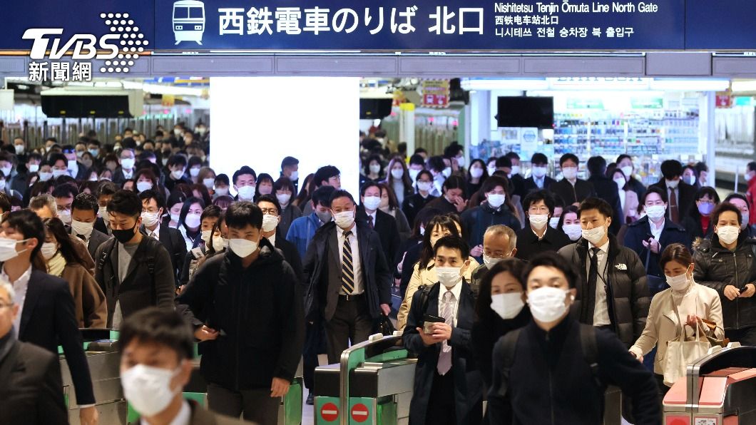 在人潮眾多的電車站內,幾乎所有人都還是乖乖戴著口罩。(圖/達志影像美聯社)