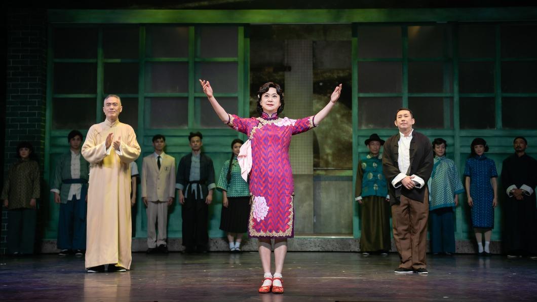 王月親身演出「二大媽」要角。（圖／寬宏提供）