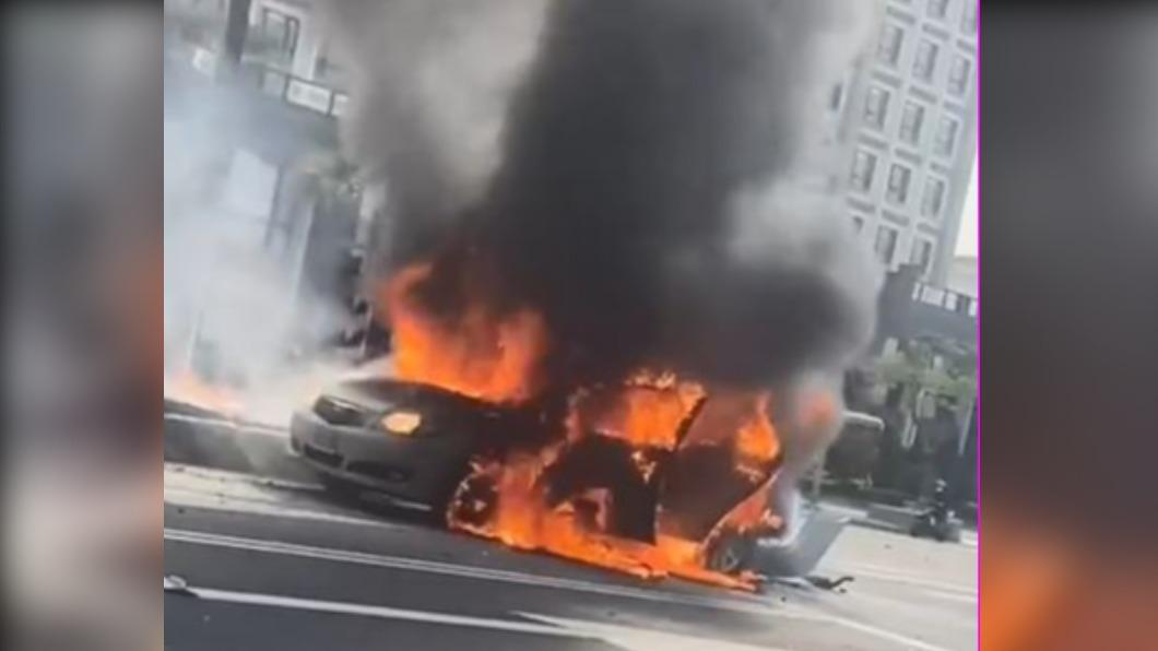 黑煙猛竄！白車失控撞分隔島起火　車體燒成火球淪廢鐵