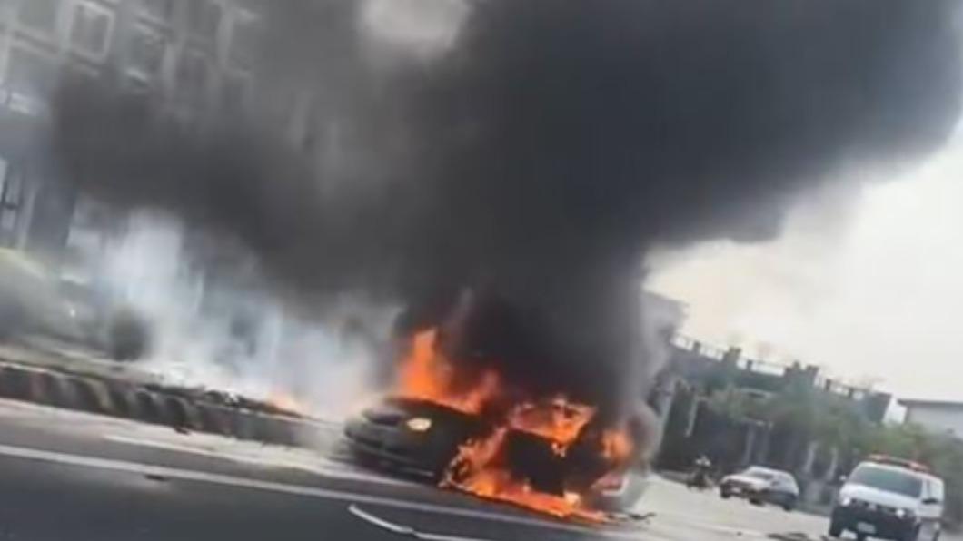白車駕駛當下及時逃出，沒有人員傷亡。（圖／翻攝自抖音）