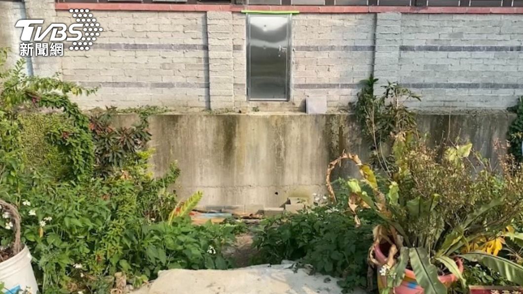老闆娘被推到家門外的深水溝身亡。（圖／警方提供）