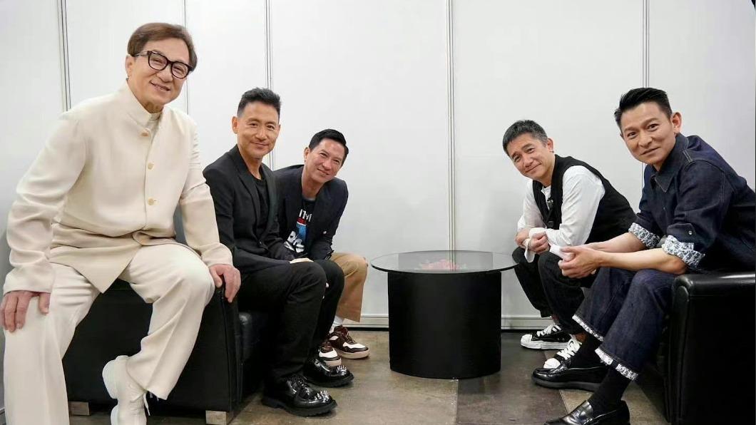 成龍、張學友、張家輝、梁朝偉、劉德華等人均著增高鞋,意外造成話題。(圖/翻攝自微博)