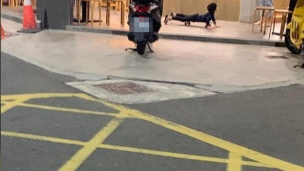 小男孩趴在滑板上讓原Po誤以為是一隻臘腸狗。（圖／翻攝自臉書路上觀察學院社團）