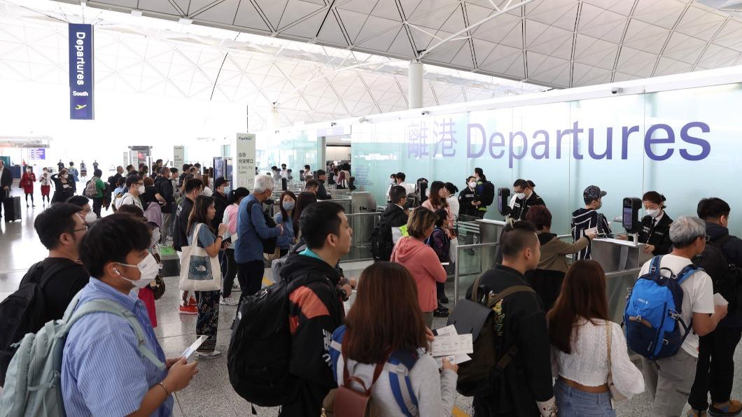 香港國際機場大排長龍。(圖/香港01)