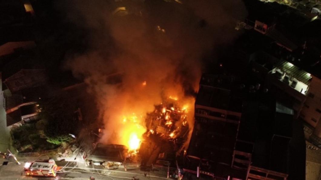 台南木材行凌晨火警　波及3建物、多輛汽機車被燒毀