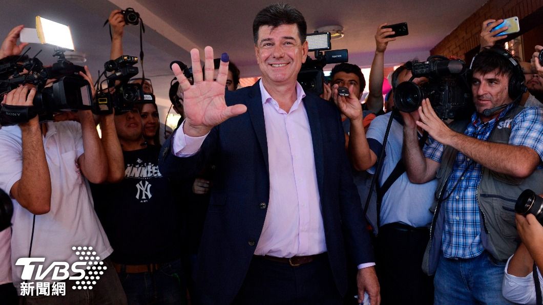 巴拉圭在野黨總統候選人阿列格雷(中),揚言當選後將與台灣斷交。(圖/達志影像美聯社)