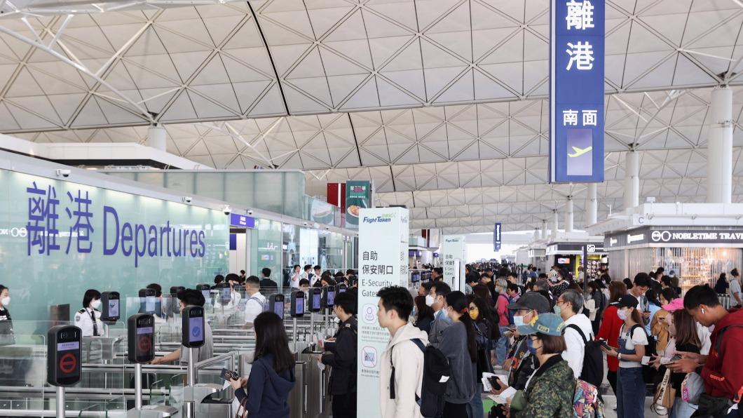 大故障!登機系統異常 香港國際機場離境人潮「大排長龍」