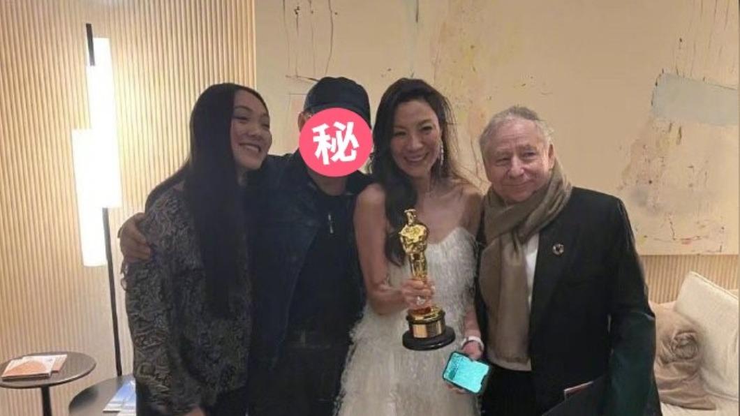 歷史一刻！李連杰賀楊紫瓊封后暖送「愛的抱抱」　59歲現況曝