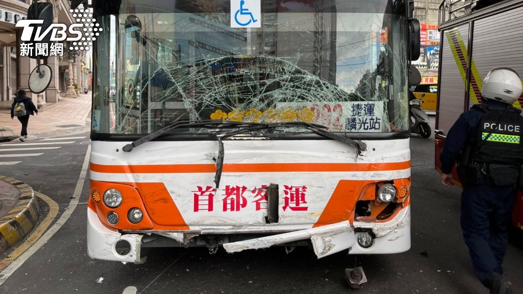 汽車左轉被直行公車猛撞!一家三口外出 母女受傷急送醫