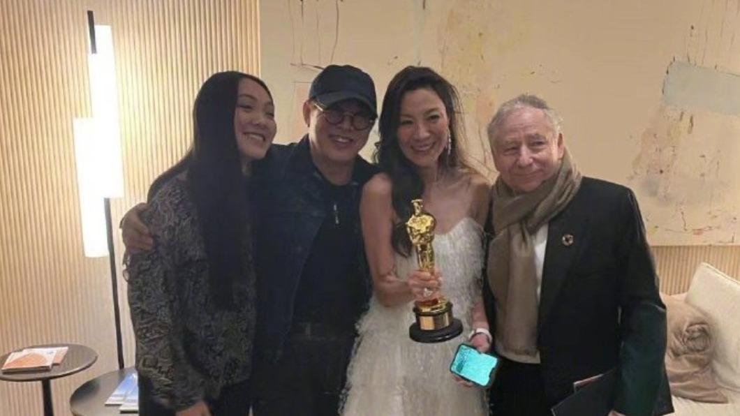 李連杰到場恭賀楊紫瓊,現況曝光。(圖/翻攝自向太Tiffany陳嵐微博)