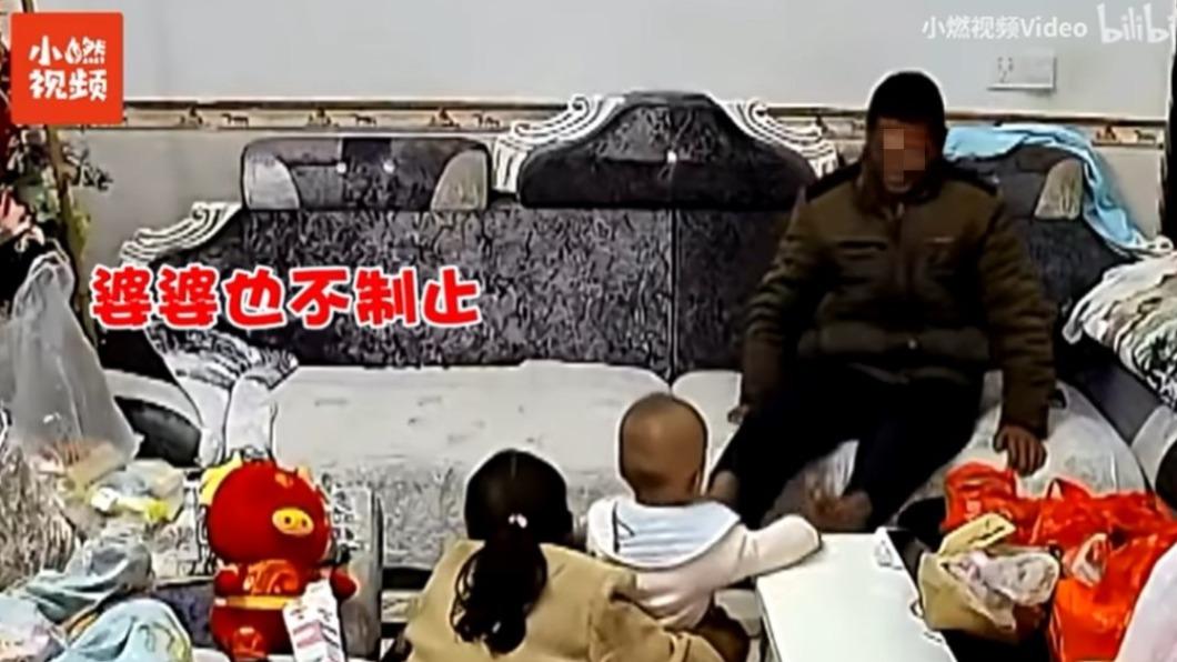 婆婆在一旁完全不制止也讓人妻無法接受。(圖/翻攝自小燃視頻 BiliBili)