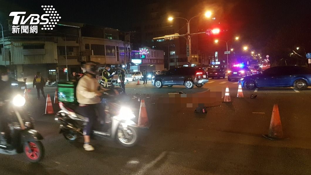現場還遺留車殼碎片。(圖/熱心民眾提供)