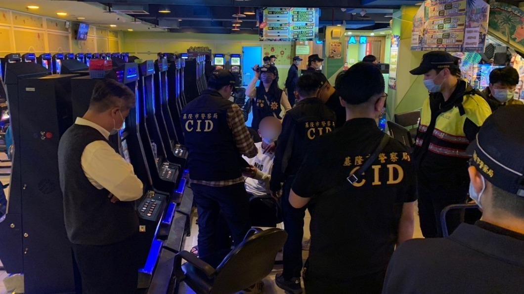 基隆警方掃蕩電子遊藝場,共查扣266台賭博性機台,賭資近百萬元。(圖/基隆市警局提供)