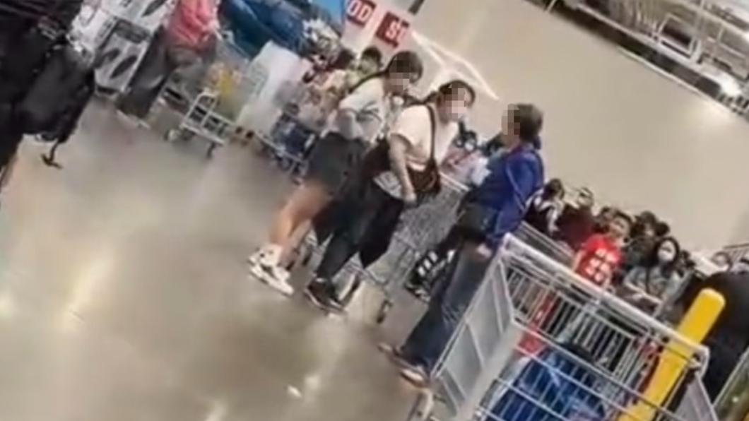 婦人提醒對方不要推車滑手機遭瞪,反嗆神經病後又被踹。(圖/翻攝自社會事影音新聞)