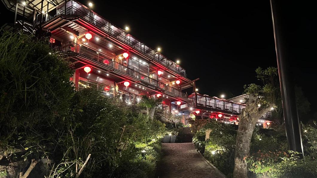 清豐濤月景觀餐廳外型神似《神隱少女》中油屋的建築。(圖/翻攝自清豐濤月景觀餐廳臉書)