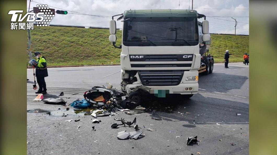 曳引車疑左轉未注意 騎士趕上班遭撞飛「人死車碎裂」