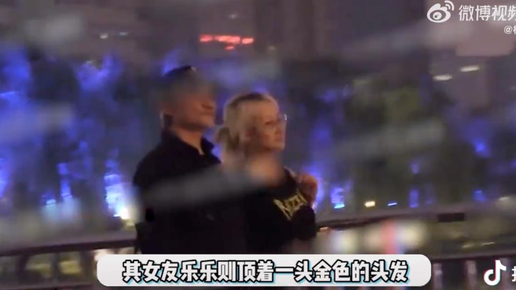 徐克被陸媒拍到和助理女友樂樂在河邊散步,寬鬆衣服遮不住孕肚。(圖/翻攝自楊悅微博)