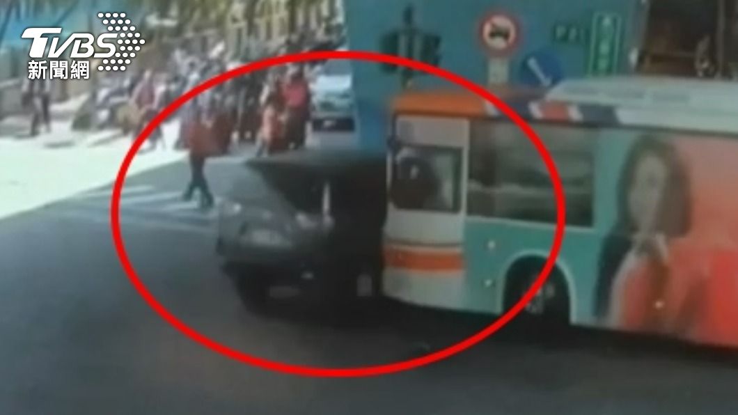 汽車被推行數公尺才停下。(圖/TVBS)
