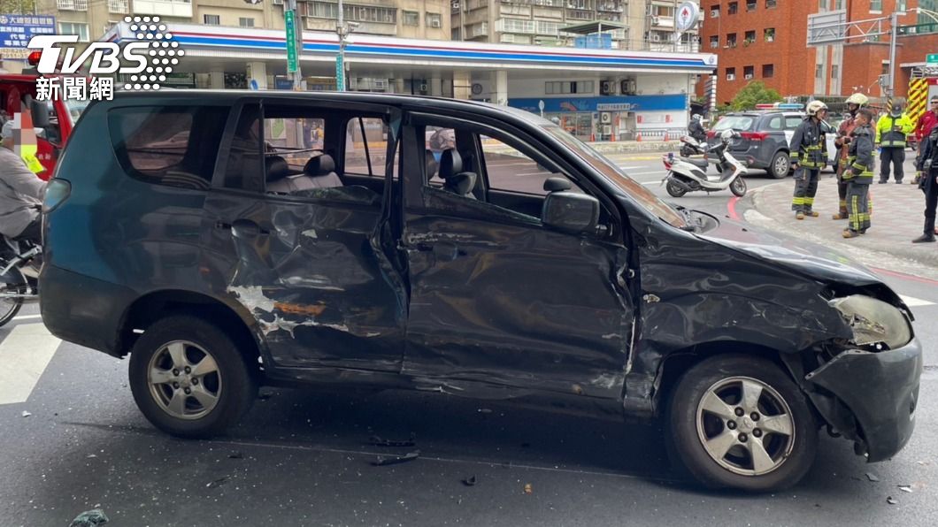 汽車側邊嚴重受損。(圖/TVBS)