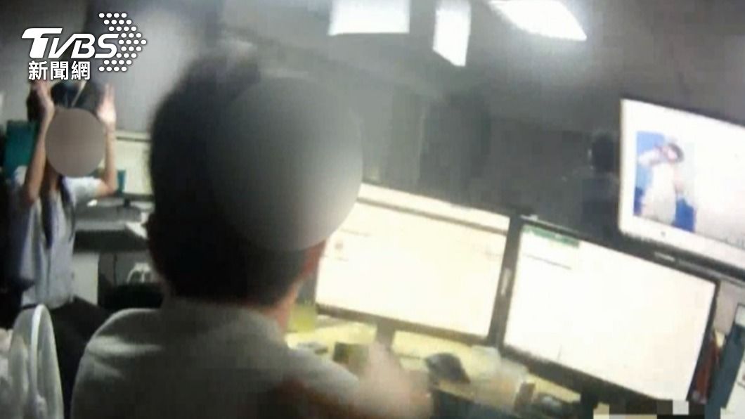 警方入機房內逮人。（圖／TVBS）