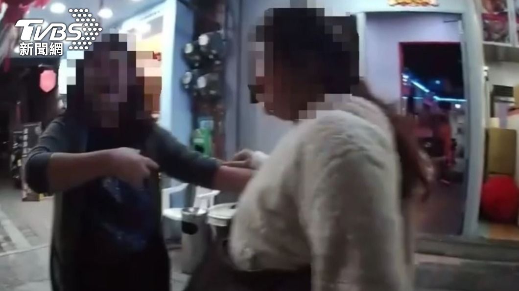 欺負女人不能忍！醉男茫了對女陪侍大小聲　4酒客擊敗啦