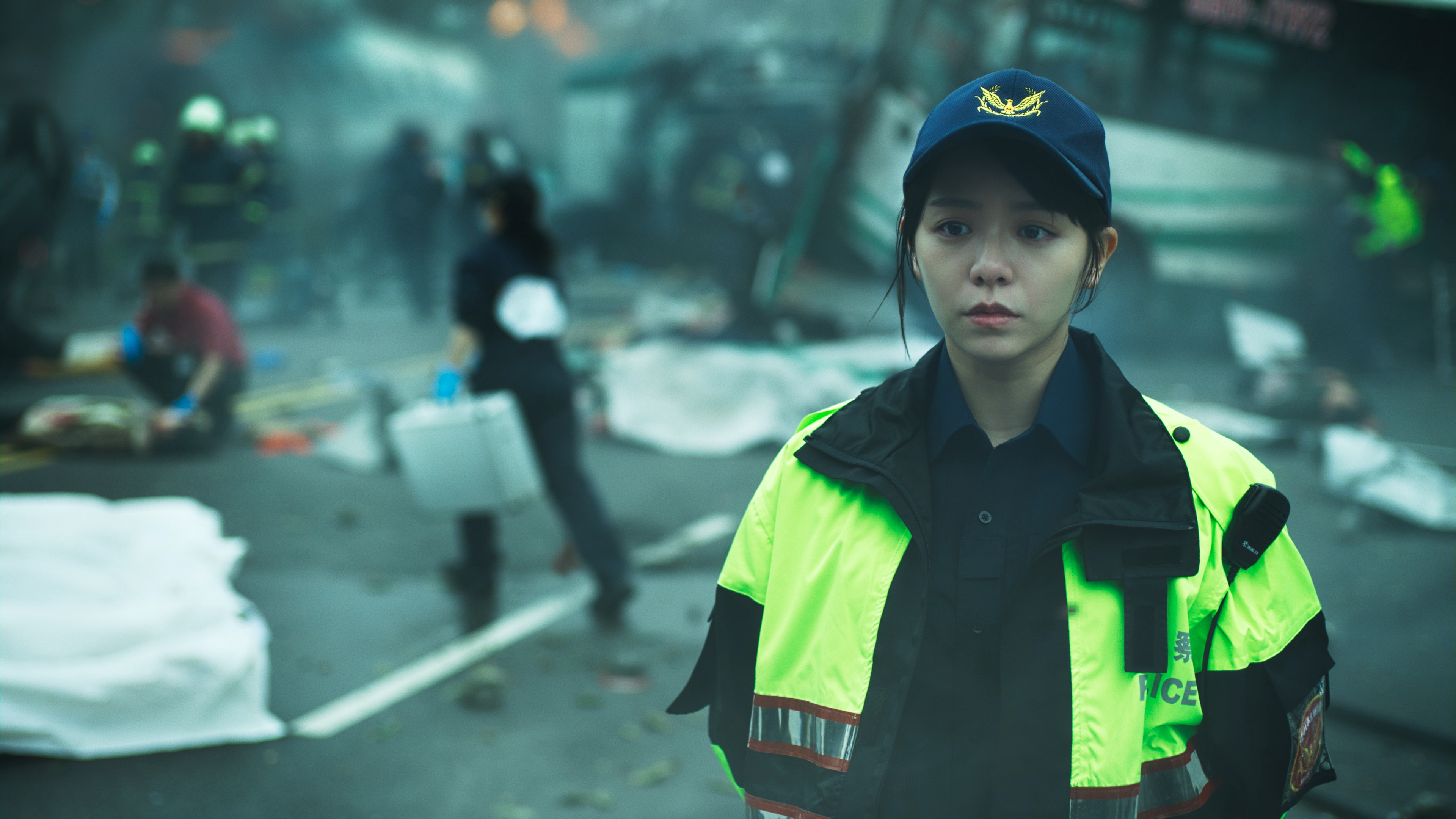 宋芸樺穿著警察制服,衝進案發現場含淚搶救。(圖/愛奇藝國際站提供)