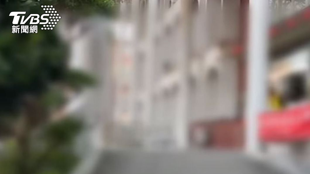 桃園市某國中日前有2名學生在校內走廊上發生碰撞。(圖/TVBS)