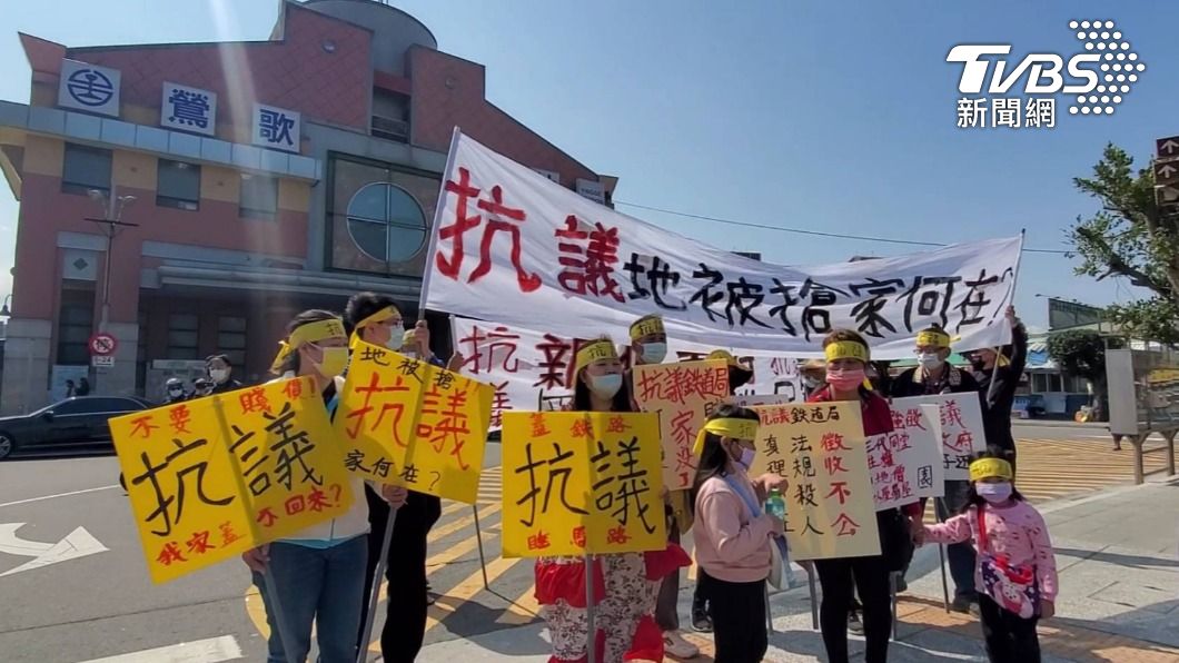 住戶有的3代同堂扶老攜幼、有的年近九旬、走上街頭抗議徵收不公。圖/TVBS