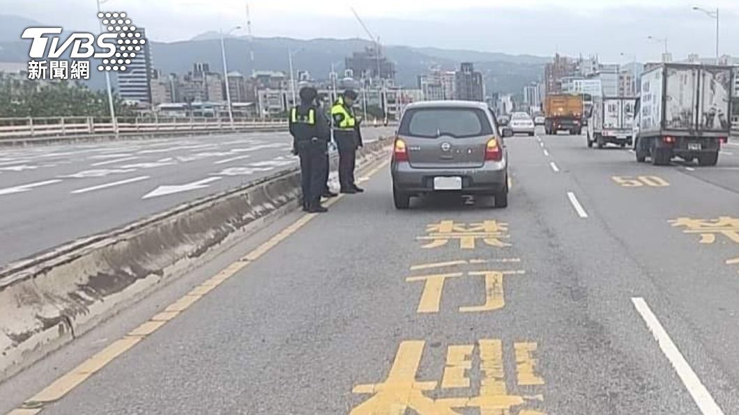 轎車發現老翁穿越車道時,煞不及撞上。(圖/TVBS)