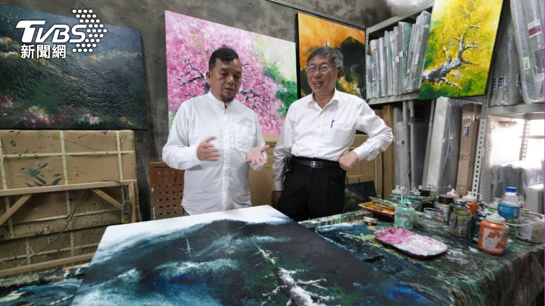 台灣民眾黨主席柯文哲前往彰化進行兩天一夜的參訪,拜訪芳苑畫家陳炳臣,暢談藝術及創作。(圖/TVBS)
