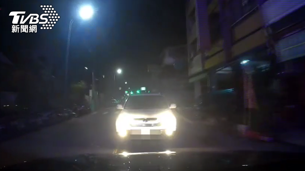 林男在警車前方一路逆向。（圖／TVBS）
