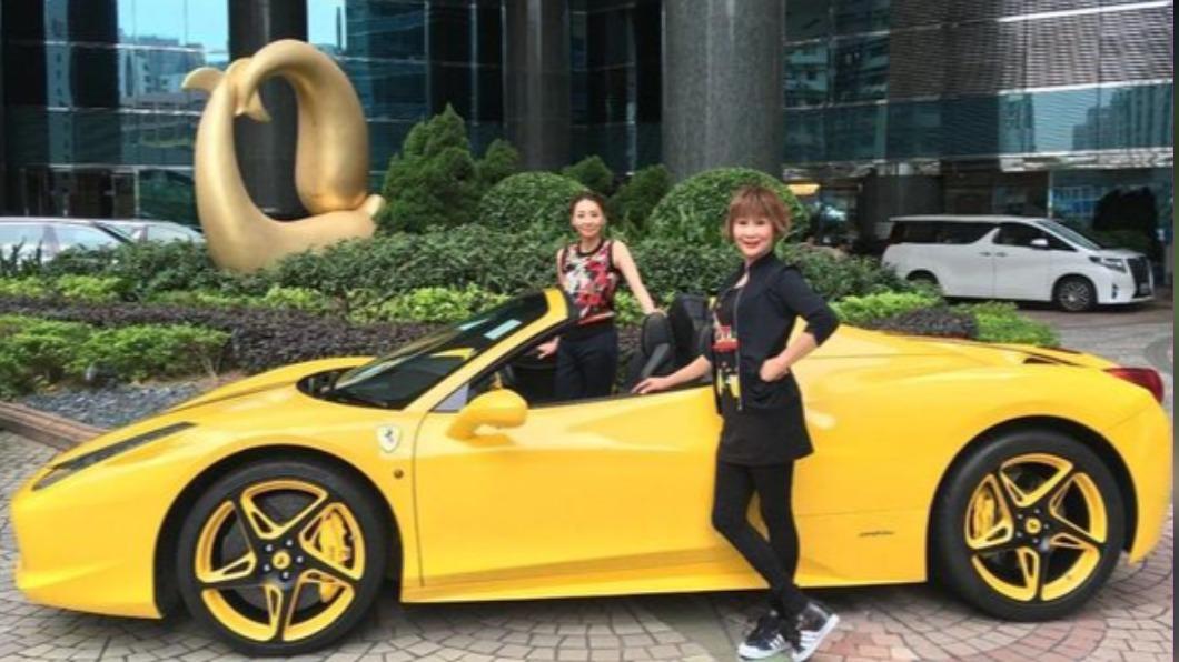陳曼娜曾送女兒一台價值千萬的法拉利跑車當嫁妝。（圖／陳曼娜臉書）