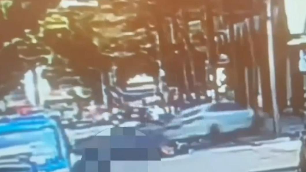 獨養3孩單親媽枉死!慘遭女駕駛「誤踩油門」輾斃畫面曝