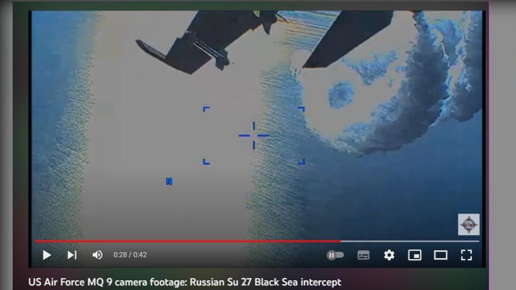 美軍稱MQ-9無人機遭俄羅斯蘇-27型戰機撞毀推進器。（圖／翻攝自U.S. European Command YouTube）