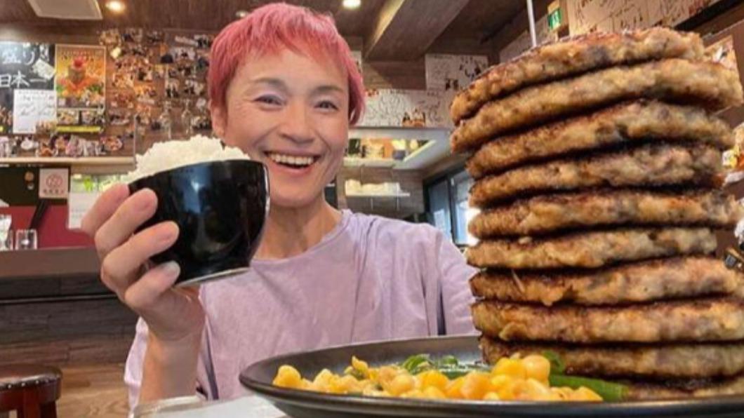 大胃王菅原初代罹患大腸癌去世,享年59歲。(圖/翻攝自推特)