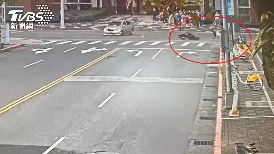 騎士擦撞後連人帶車倒地噴飛。（圖／TVBS）