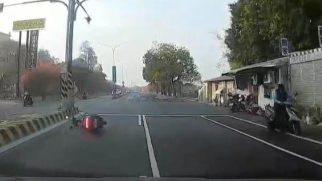 電動機車躺在地上，女騎士荷包在淌血。（圖／翻攝自爆廢公社二館）