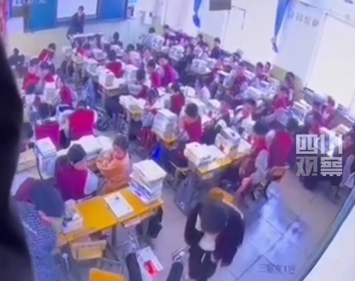同學起身查看。(圖/翻攝自微博)