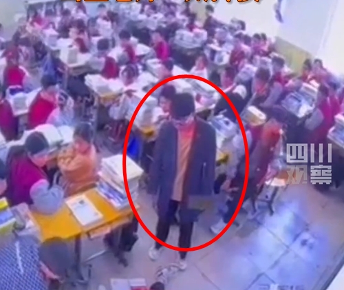 老師發覺事態嚴重,才下講台查看學生。(圖/翻攝自微博)