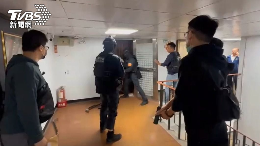 警方荷槍實彈攻堅明仁會據點。(圖/TVBS)