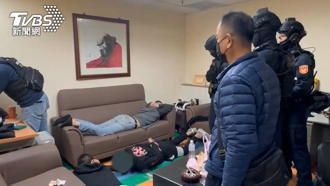 警方現場逮捕多名幫派成員。(圖/TVBS)
